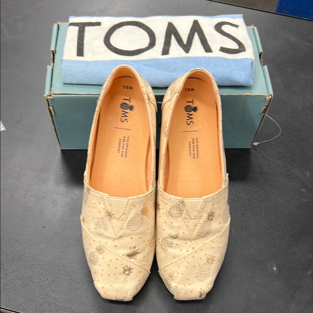Tom’s Rose Gold Pineapples print size 6.5